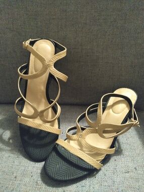 Size 9 C Est. 1946 Women's Strappy Wedge Heel Sandals in Beige and Black
